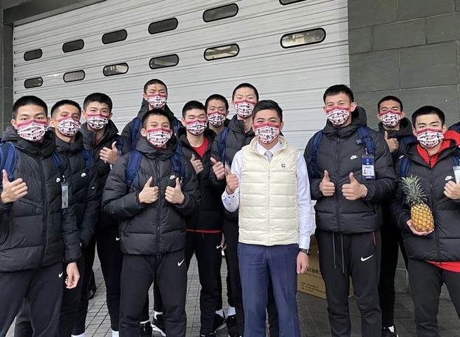 新竹市議員兼民進黨新竹市黨部主委陳建名近日特別趕製光復高中專用口罩並送交籃球隊手中，期勉這群新竹子弟能在HBL複賽連創佳績。（陳建名提供／陳育賢新竹傳真）