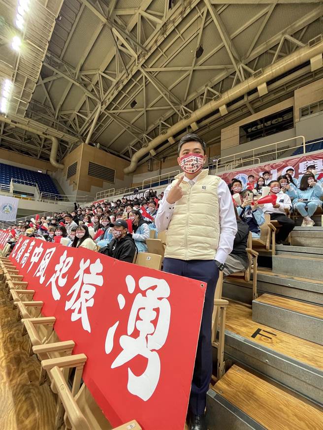 新竹市議員兼民進黨新竹市黨部主委陳建名近日特別趕製光復高中專用口罩並送交籃球隊手中，期勉這群新竹子弟能在HBL複賽連創佳績。（陳建名提供／陳育賢新竹傳真）