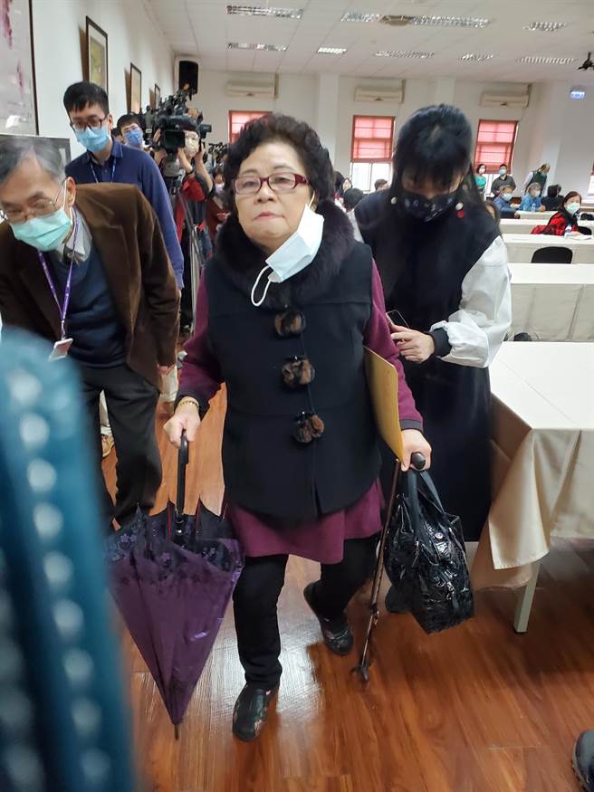 美麗島史料彙編新書發表  許榮淑抗議：為何只有當權者才能上台。曾薏蘋攝