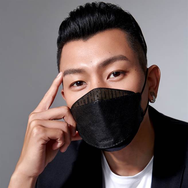 亲亲JIUJIU韩式4D立体口罩不只贴合脸的轮廓，减少感染风险，还能让呼吸顺畅、不怕闷热弄花妆容，也不怕运动后汗水沾黏脸庞。（图／品牌提供）