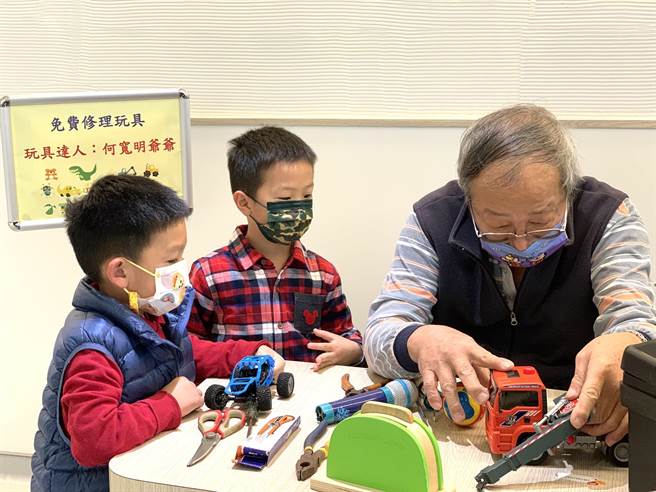 祖父级的新竹市民何宽明，退休后到新竹市北区亲子馆担任「玩具医生」志工，为孩子们提供隐藏版的玩具修復服务。（陈育贤摄）