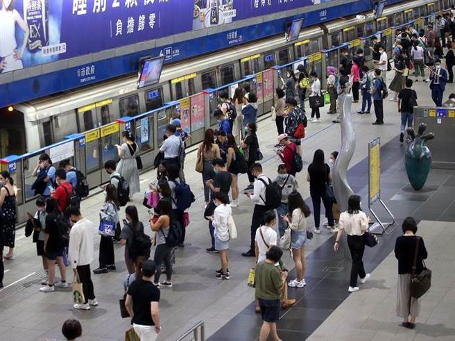 新北市今新增5例確診，其中3例為居隔陰轉陽、1例為板橋確診國中生，新北市衛生局今也公布相關足跡，板橋確診國中生（案20019）本月14至17日曾搭乘捷運板南線，往返亞東醫院和新埔站。（本報資料照片）