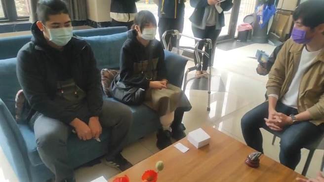 头份市王姓女子因职灾截肢，有许多善心人士表示愿意捐款资助王女生活。（读者提供／谢明俊苗栗传真）