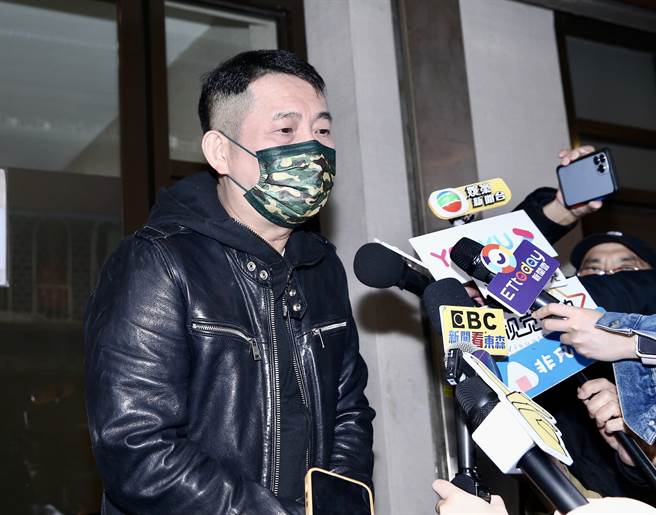 屈中恒过去深受巴戈的照顾，19日到灵堂吊唁。（罗永铭摄）