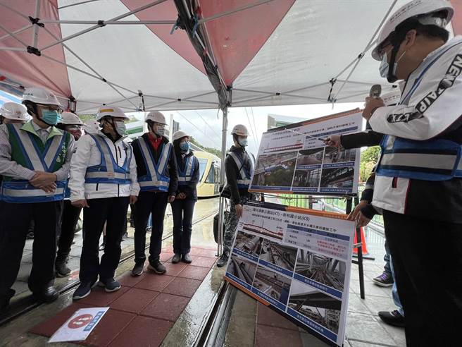 侯友宜今视察安坑轻轨列车平面段动态测试。（王扬杰摄）