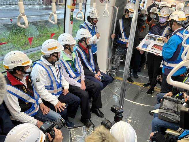 侯友宜今视察安坑轻轨列车平面段动态测试。（王扬杰摄）