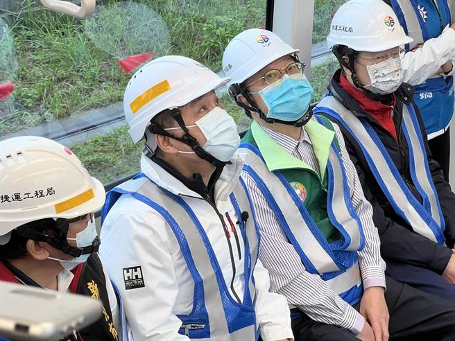 侯友宜今视察安坑轻轨列车平面段动态测试。（王扬杰摄）