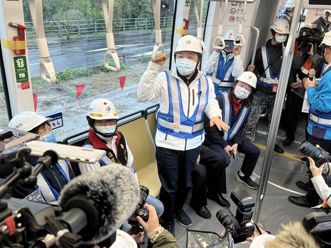 侯友宜今视察安坑轻轨列车平面段动态测试。（王扬杰摄）