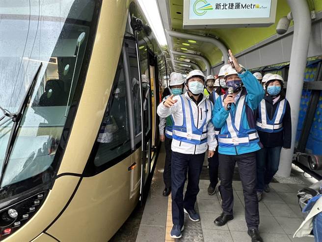 侯友宜今视察安坑轻轨列车平面段动态测试。（王扬杰摄）