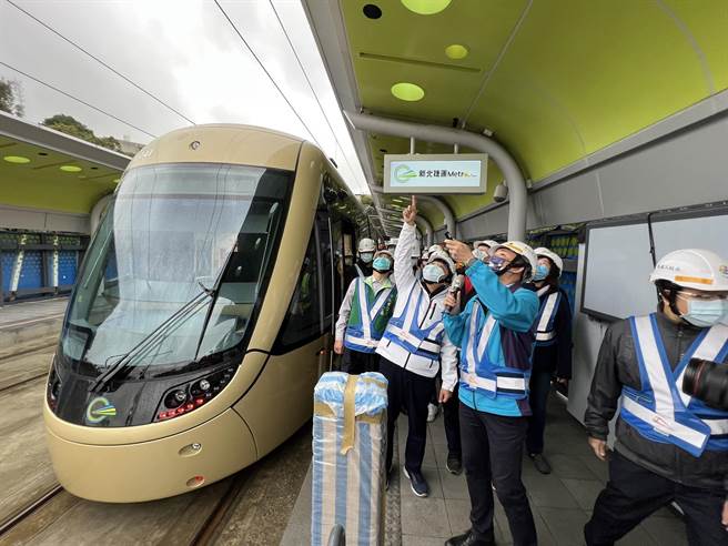 侯友宜今视察安坑轻轨列车平面段动态测试。（王扬杰摄）
