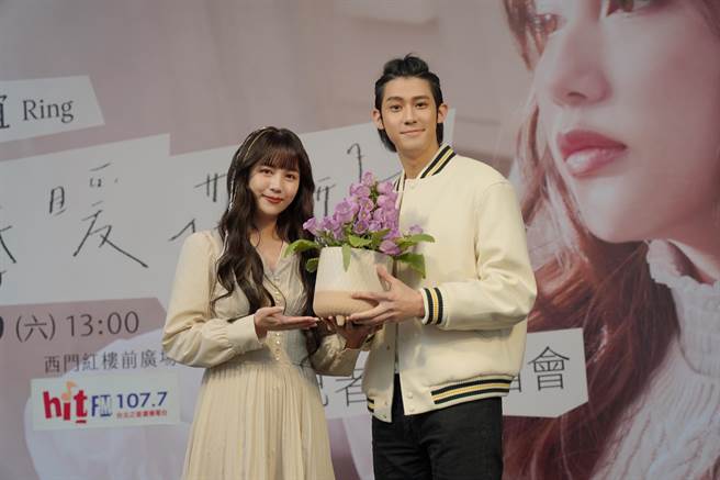 琳誼（左）今在門町舉辦簽唱會，李玉璽現身祝賀。（相映國際提供）