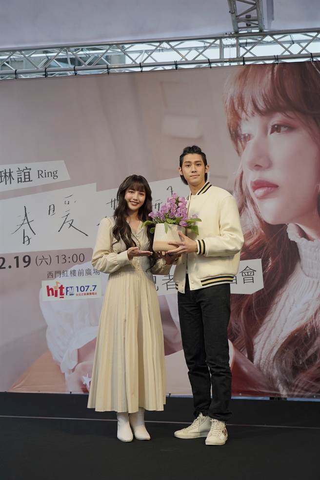 琳誼（左）今在門町舉辦簽唱會，李玉璽現身祝賀。（相映國際提供）