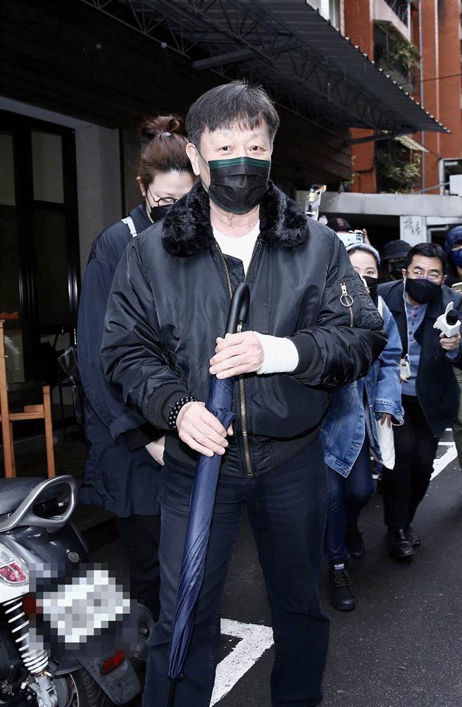 寇世勋难过送别好友巴戈。（罗永铭摄）