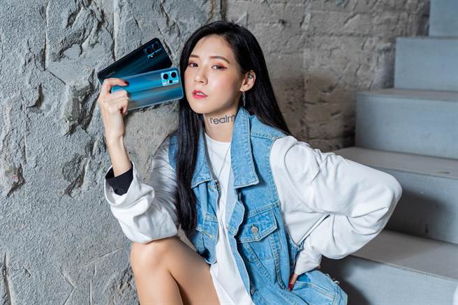 好入手新機接力登場 realme 9 Pro＋隨手拍出街頭潮流照。（業者提供）