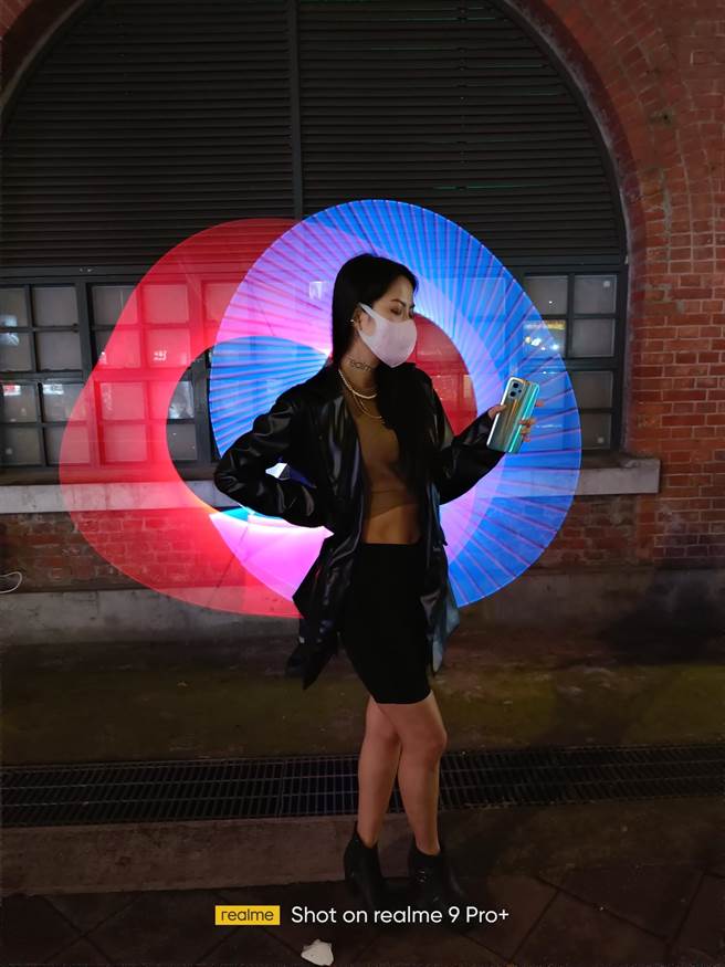 全新realme 9 Pro+升級了「街頭攝影模式2.0」，新增新潮復古濾鏡及智慧長曝光功能，一鍵即能拍攝光軌或需長時間曝光的影像。（realme提供）