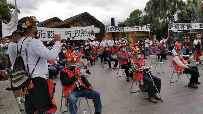 台东市南王部落日前因使用空拍机遭民航局裁罚30万元，部落百余名族人19日至台东航空站拉白布条陈情抗议。（蔡旻妤摄）