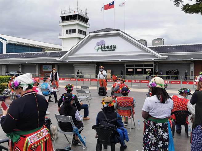 台东市南王部落日前因使用空拍机遭民航局裁罚30万元，部落百余名族人19日至台东航空站拉白布条陈情抗议。（蔡旻妤摄）