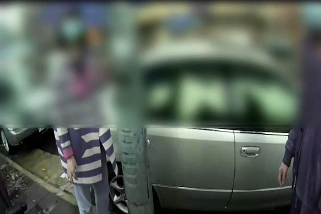 夫妻俩在停妥车子下车后，车钥匙还未取出，车门却自动反锁，造成女儿受困车内。(翻摄影片)