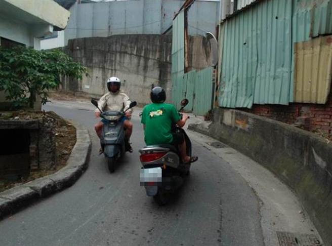 新北市莺歌中正三路156巷连接桃园八德兴丰路，部分路段宽度不足4米，地方盼拓宽成8米后，作为大客车通行的外环道，解决市区塞车问题。（苏泓钦提供）