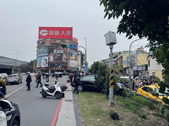 高雄賓士車主疑酒駕在三民區本館路上轉彎失控，衝向對街撞倒3騎士，警方到場處理。（翻攝照片／石秀華高雄傳真）