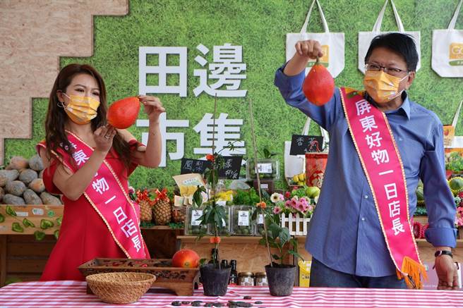 屏东热带农业博览会距闭幕倒数1周，县长潘孟安（右）19日请知名艺人李佩甄（左）回娘家当一日店长推广「屏东好物」。（谢佳潾摄）