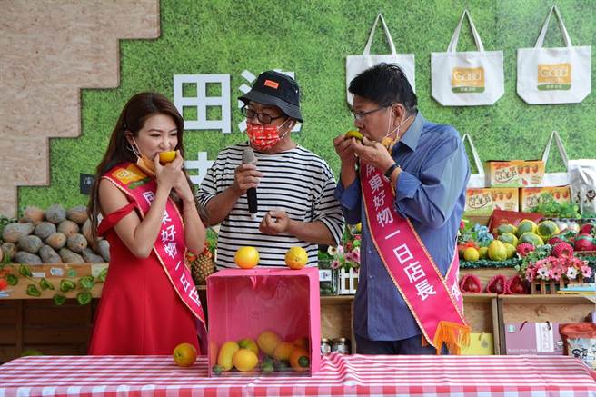 屏东热带农业博览会距闭幕倒数1周，县长潘孟安（右）19日请知名艺人李佩甄（左）回娘家当一日店长推广「屏东好物」。（谢佳潾摄）