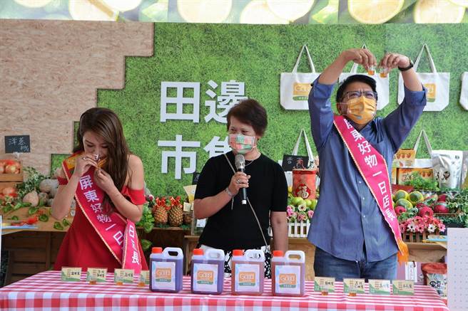 屏东热带农业博览会距闭幕倒数1周，县长潘孟安（右）19日请知名艺人李佩甄（左）回娘家当一日店长推广「屏东好物」。（谢佳潾摄）