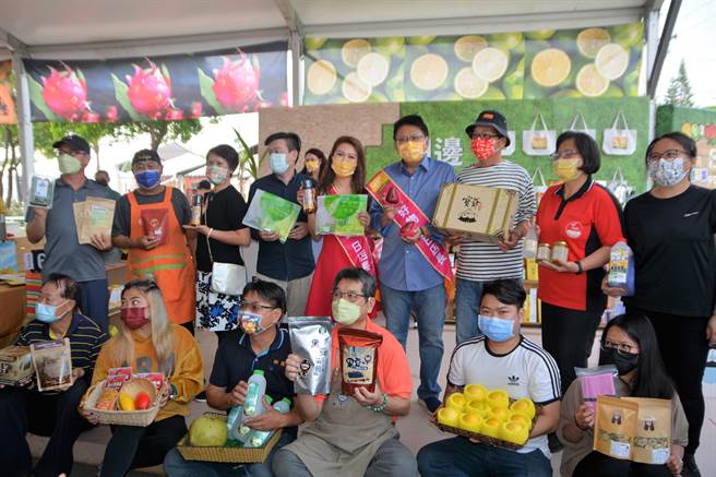屏东热带农业博览会距闭幕倒数1周，县长潘孟安19日请知名艺人李佩甄回娘家当一日店长推广「屏东好物」。（谢佳潾摄）