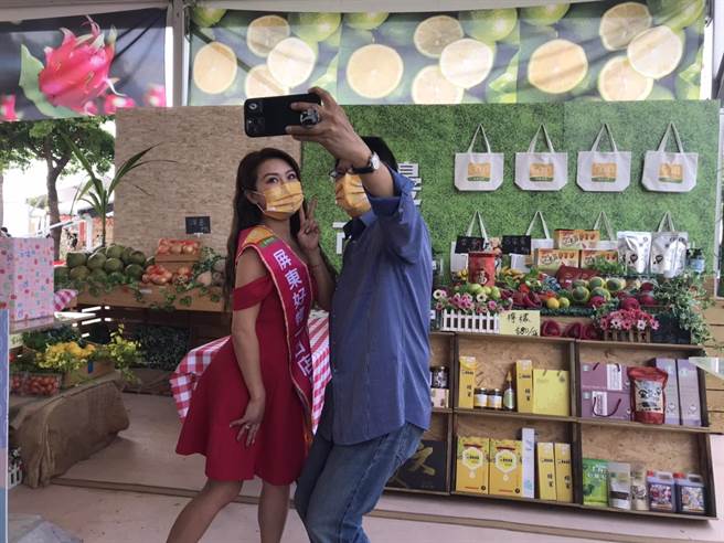 屏东热带农业博览会距闭幕倒数1周，县长潘孟安（右）19日请知名艺人李佩甄（左）回娘家当一日店长推广「屏东好物」。（谢佳潾摄）