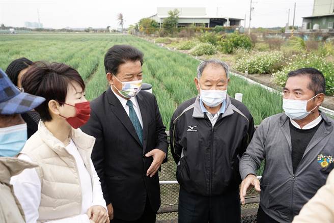 紅蔥頭價格崩跌，台南市議長郭信良偕同立委陳亭妃及農糧署南區分署長黃怡仁等人2月8日前往產地現勘。（本報資料照片）