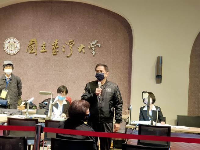 台大今(19)日举行临时校务会议，投票选出校长遴选委员会代表，由校长管中闵宣布18名当选人名单。(李侑珊摄)