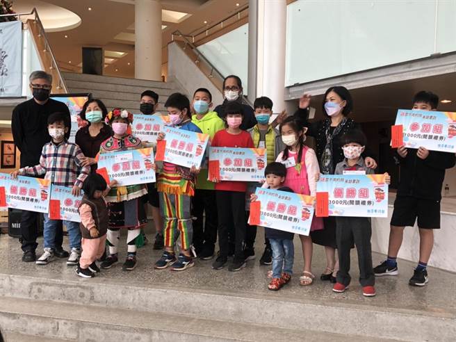 台东县政府文化处19日于艺文中心举办「语眾不同的我-有话要说」母语推广系列活动，吸引许多家庭亲子报名参与。（台东县政府提供／蔡旻妤台东传真）