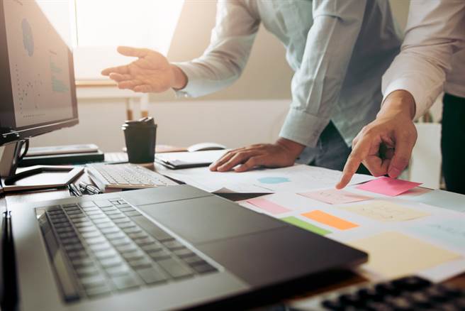 一名女網友分享，多數主管都很注重職場禮儀，其中有2個地雷千萬別踩。（示意圖／Shutterstock）