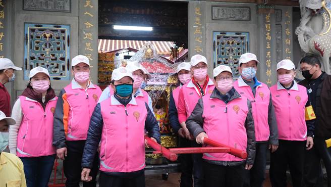 新竹县北埔乡慈天宫每10年举办1次「观音佛祖、妈祖遶庄赐福」活动，19、20日为期2天遶行北埔、宝山、峨眉3乡。（庄旻静摄）