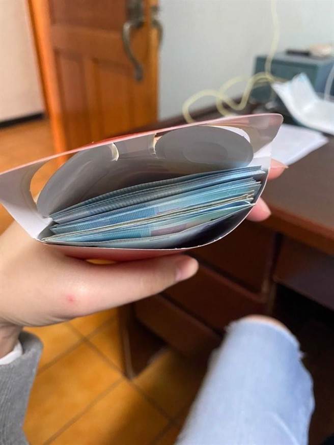 原PO過年收到爸爸包的5萬元紅包。(圖/取自Dcard)