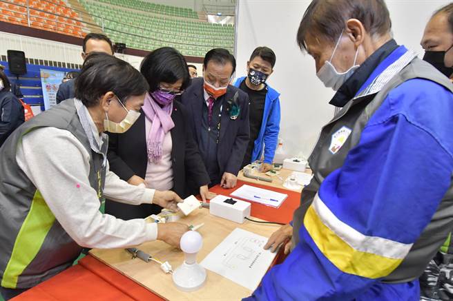 彰化縣政府舉辦大型就業博覽會19日登場，縣長王惠美到現場巡視，表示要建置民生化人力供應平台，並呼籲企業提高薪資。（吳敏菁攝）