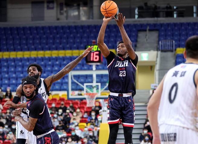 厄力(中)虽在上半场就遭提前驱逐，却已攻下31分进帐。(T1联盟提供)