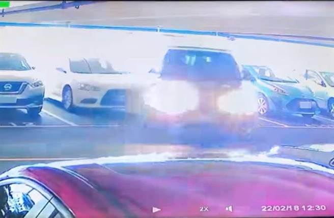 Land Rover休旅车「甩尾」倒车，先擦撞右侧白车。（翻摄脸书《●【爆怨公社】●》影片）