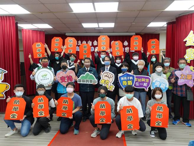 台南市长黄伟哲参加南家扶颁发650万助学金颁奖，助学子顺利上学。（读者提供／程炳璋台南传真）