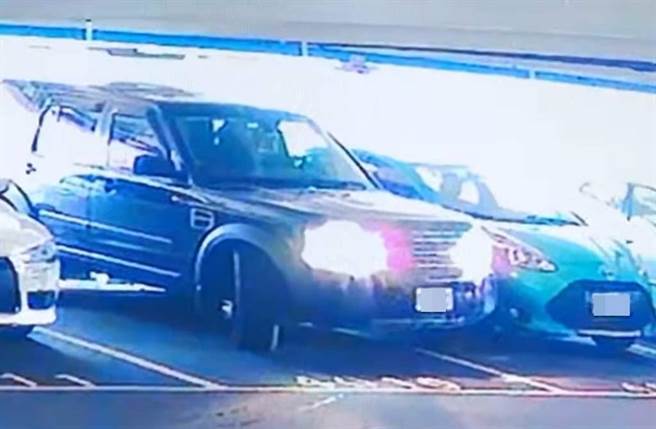 Land Rover「甩尾」倒车入库，先擦撞右侧白车，接着又撞上左侧蓝色轿车。（翻摄脸书《●【爆怨公社】●》影片）