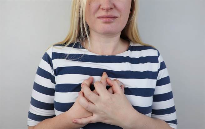 一名女子被他强摸胸部，又被酸「胸部那么松」，法官依强制猥亵罪判男子有期徒刑8月。（示意图/shutterstock）