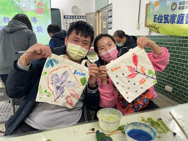 在學習彩繪葉拓帆布袋的親子同樂中，大家分享一份洋溢野趣，十分不一樣的禮物。（移民署提供）
