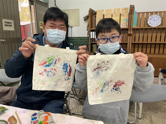 每一只彩繪葉拓的帆布袋，各有不同的葉紋脈絡。（移民署提供）