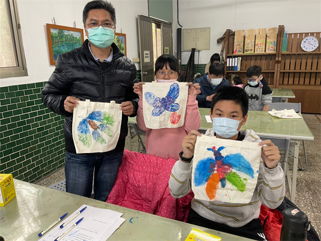 移民署希望透過這項走向戶外的活動，讓新住民家庭親近金門的大自然。（移民署提供）