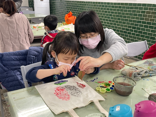 每一只不一樣的彩繪葉拓的帆布袋，都是值得珍藏的作品。（移民署提供）