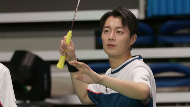 韩团「Highlight」成员尹斗俊没学过羽球，竟很会杀球。（中天综合台提供）