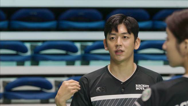 韩国综艺节目《羽球少年团》由韩国奥运金牌选手李龙大担任总教练。（中天综合台提供）