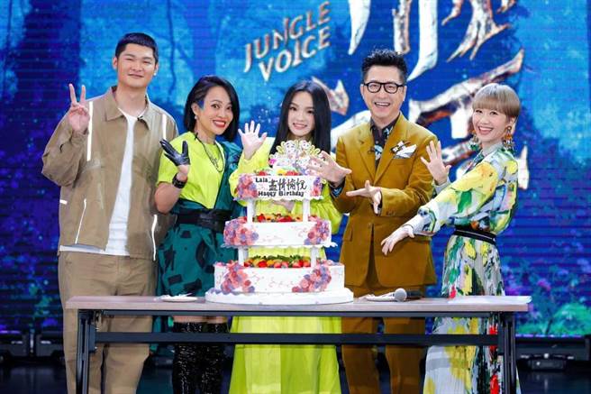 《声林之王3》由戴爱玲（左二）、Leo王（左一）担任飞行导师。（《声林之王3》提供）