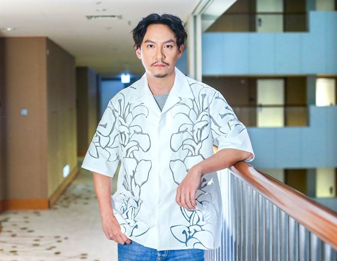 张震表示这次《江／云．之／间》的演出，会把自己的一些新想法放进去。（粘耿豪摄，服装提供：Valentino）