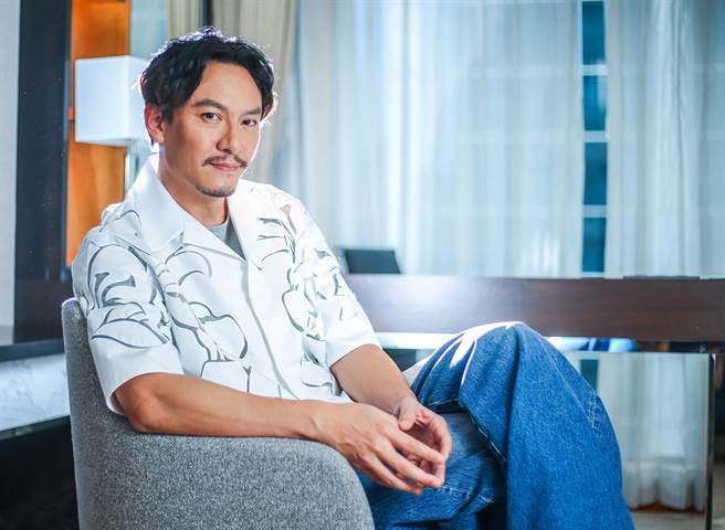 张震认为人生中有很多遗憾，但当下该做什么就要去做。（粘耿豪摄，服装提供：Valentino）